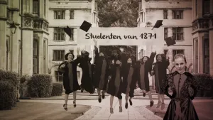 Oude foto, zwart/wit, van aantal vrouwen/meisjes op straat in stad en de tekst "Studenten van 1871".