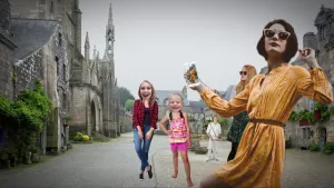 Foto van een vrouw met mobiele telefoon/smartphone in haar hand op straat in een stad, je ziet ook nog kinderen en andere personen.