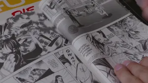 Foto, close-up, van opengeslagen Manga stripboek/stripblad, de tekeningen erin zijn zwart/wit.