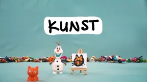 Foto van een klein sneeuwpop figuurtje en een poes bij een schildersezeltje waarop een poezenkop staat getekend, erboven de tekst "kunst".