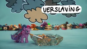 Foto van een plastic fantasie diertje dat staat bij een asbak, rookt een sigaret, met verder sigarettenpeuken erin, op de achtergrond tekening van rookwolkjes en de tekst "verslaving".