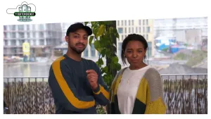 Foto van man en vrouw die staan op de galerij van een flat.