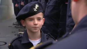 Foto, portret, van jongetje gekleed als matroos, met pet op.