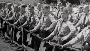 Oude zwart/wit foto van jonge soldaten, Hitlerjugend, buiten.