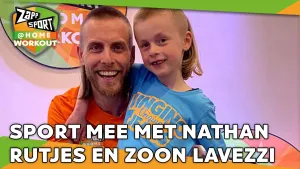 Foto van Zapp Sport met Nathan Rutjes en zijn zoon van dichtbij op het podium, logo in beeld en de tekst "sport mee met nathan rutjes en zoon lavezzi".