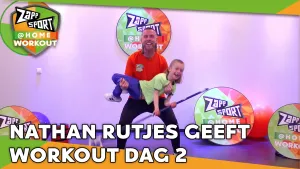Foto van Zapp Sport van Nathan Rutjes en zijn zoon die hij draagt in zijn handen op het podium, logo's in beeld en de tekst "nathan rutjes geeft workout dag 2".