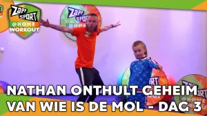 Foto van Zapp Sport met Nathan Rutjes en zijn zoon die workout doen op het podium, logo's in beeld en de tekst "nathan onthult geheim van wie is de mol - dag 3".