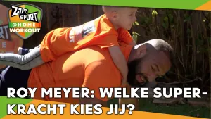 Foto van Zapp Sport met Roy Meyer die op de grond ligt met zijn zoontje op zijn rug in de tuin, erbij het logo en de tekst "roy meyer: welke superkracht kies jij?".