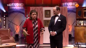 Foto van scène van Studio Snugger waarbij man en vrouw op het toneel/podium staan iets te vertellen.