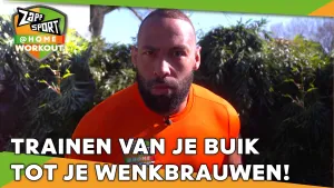 Foto van Zapp Sport met Roy Meyer in beeld, je ziet zijn hoofd en bovenlichaam, in tuin met grote heg, het logo in beeld en de tekst "trainen van je buik tot je wenkbrauwen!".