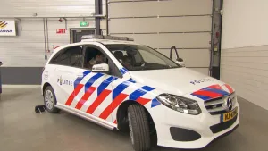 Foto van een politieauto in een garage.
