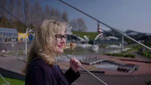Foto van vrouw met op de achtergrond Madurodam met o.a.