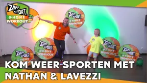 Foto van scène uit Zapp Sport met Nathan Rutjes en zijn zoon die work-out doen in de studio, logo's in beeld en de tekst "kom weer sporten met nathan & lavezzi".
