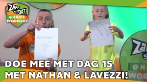 Foto van scène uit Zapp Sport met Nathan Rutjes en zijn zoon in beeld in de studio, houden beiden een vel papier vast met iets erop geschreven, erbij de tekst "doe mee met dag 15 met nathan & lavezzi!".