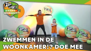 Foto van scène uit Zapp Sport met Nathan Rutjes en zijn zoon die een workout doen in de studio, logo's in beeld en de tekst "zwemmen in de woonkamer!? doe mee".