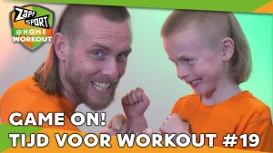 Foto van scène uit Zapp Sport met Nathan Rutjes en zijn zoon in beeld, alleen hun hoofden, erbij de tekst "game on! tijd voor workout #19".