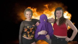Foto van twee vrouwen met tussen hen in iemand met een paarse jas aan met capuchon, je ziet zijn/haar gezicht niet, op de achtergrond foto met vuur erop.