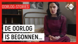 Foto van vrouw die bezorgd kijkt en op een ouderwets bed zit in ouderwetse kamer, erbij de tekst "de oorlog is begonnen...".