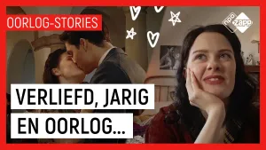 Foto van vrouw die voor zich uitkijkt, je ziet haar hoofd, op de achtergrond een ouderwets echtpaar dat elkaar zoent, erbij de tekst "verliefd, jarig en oorlog...".