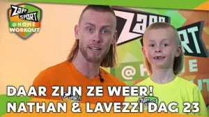 Foto van scène uit Zapp Sport met Nathan Rutjes en zijn zoon in beeld van dichtbij op het podium, logo ook zichtbaar, erbij de tekst "daar zijn ze weer! nathan & lavezzi dag 23".