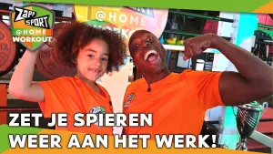 Foto van scène uit Zapp Sport van Steven Brunswijk en Jaelynn in de studio, het logo is ook te zien, erbij de tekst "zet je spieren weer aan het werk!".