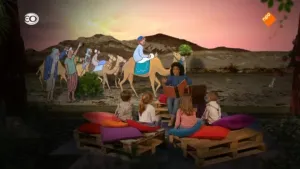 Foto van iemand die voorleest aan kinderen met op de achtergrond een decor uit een bijbelverhaal.