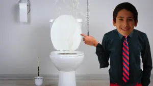 Foto van een netjes gekleed jongetje die staat bij een wc-pot waaruit viezigheid omhoog spuit, hij wijst ernaar.