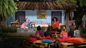 Foto van presentator die aan kinderen voorleest met op de achtergrond tekening van een vrouw die op bed ligt en een vrouw met een schaar.