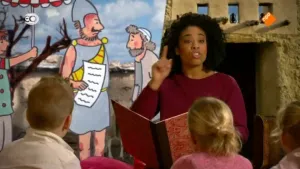 Foto van presentator die een verhaal voorleest aan kinderen, op de achtergrond tekening van personen en een oud gebouw.