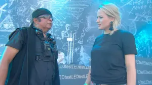 Foto van presentator met een stagemanager op het podium van Pinkpop.