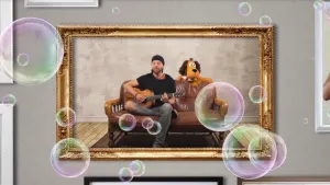 Foto van een schilderij in museum waarop man met gitaar en hondje (pop) op de bank, ervoor zie je zeepbellen.