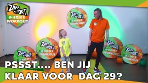 Foto van scène uit Zapp Sport met Nathan Rutjes en zijn zoon op het toneel met overal het logo van Zapp Sport te zien en de tekst "pssst.... ben jij klaar voor dag 29?".