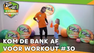 Foto van scène uit Zapp Sport met Nathan Rutjes en zijn zoon op het toneel met erop Zapp Sport logo's en de tekst "kom de bank af voor workout #30".