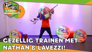 Foto van scène uit Zapp Sport met Nathan Rutjes en zijn zoon op het toneel met het Zapp Sport logo erop en de tekst "gezellig trainen met nathan & lavezzi!".