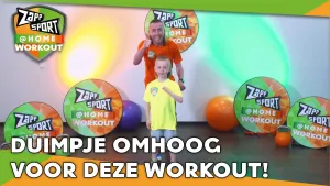 Foto van Nathan Rutjes en zijn zoon op het toneel met ronde borden met het Zapp Sport logo erop, erbij de tekst "duimpje omhoog voor deze workout!".