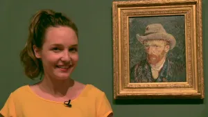 Foto van presentator bij een zelfportret van Vincent van Gogh in het museum.
