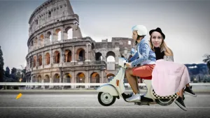 Foto van het Colosseum te Rome met op de voorgrond scooter met twee personen erop die erlangs rijden.