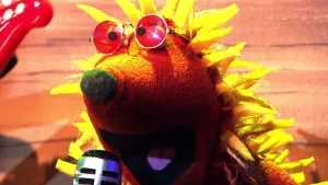 Foto van scène uit de Boterhamshow met (portret) in beeld (pop), Kenny Hipper, die zingt in de microfoon.