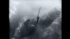 Oude foto, zwart/wit, van soldaten in een loopgraf.