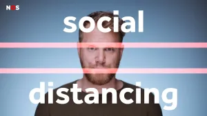 Foto van een televisiebeeld uit een NOS-programma met portret van man en daarover heen de tekst "social distancing".