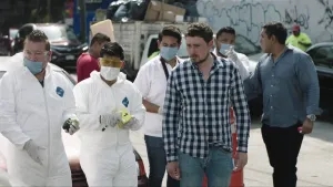 Foto van aantal mannen en Ersin in armoedige straat te Acapulco.