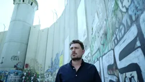 Foto van Ersin, man, bij de muur te Bethlehem tussen Palestina en Israël.