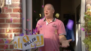 Foto van een man bij open voordeur van een huis die het pakket(je) van Willem Wever in ontvangst neemt.