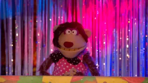 Foto van scène uit de Boterhamshow met portret van Steffie Stip in de studio.