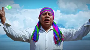 Foto van een persoon uit Guatemala met zee en wolken op de achtergrond.