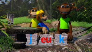 Foto van drie aapachtige figuren in het bos die staan voor stukken boomschors met de letters "j", "eu" en "k" erop.