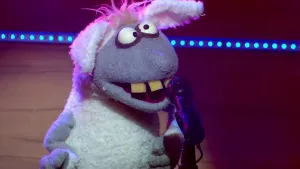 Foto van scène uit de Boterhamshow met portret van Stella Schaap (pop) die zingt in de studio in microfoon.