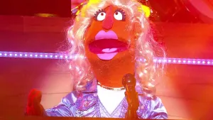 Foto van scène uit de Boterhamshow met portret van Corrie (pop) in de studio die zingt in microfoon.