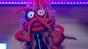 Foto van scène uit de Boterhamshow van portret van Oorwurm (pop) die liedje zingt in de microfoon.