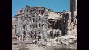 Foto van een verwoest gebouw in stad na een bombardement.